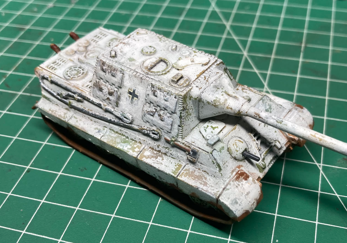 Jagdtiger mit abgeplatzter Wintertarnung im 15-mm-Maßstab