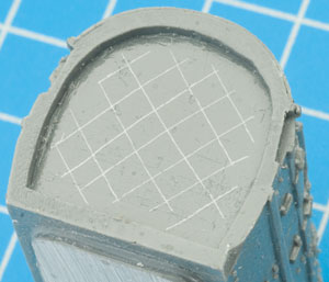 Metallteile des Panzerzuges werden entgratet