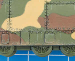 Räder des polnischen Panzerzuges mit roten Speichen