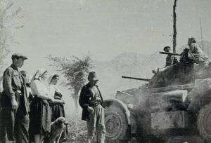 Neuseeländischer Staghound-Panzerspähwagen passiert italienische Zivilisten